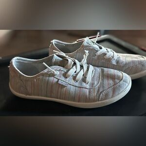 BOB'S B from Skechers Memory Foam Blurred Lines with Ragged edge trim size 8.5